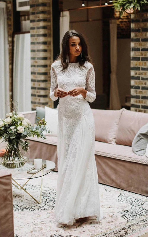 Robe de mariée bohème à col bateau, manches longues en dentelle et décolleté en V profond