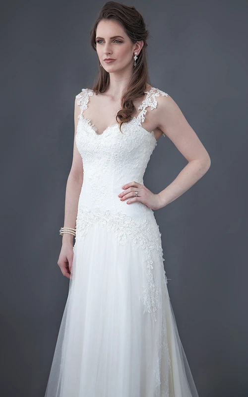 Vestido de novia de corte A, sin mangas, largo hasta el suelo, de encaje y tul, con apliques, espalda en V baja y cola de cepillo.