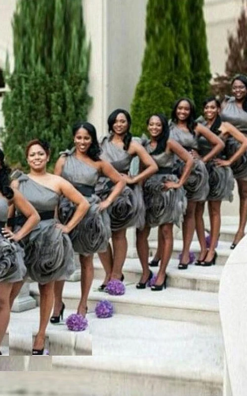 Kurzes, ärmelloses A-Linien-Kleid aus Tüll und Organza mit einem Träger und Rüschen