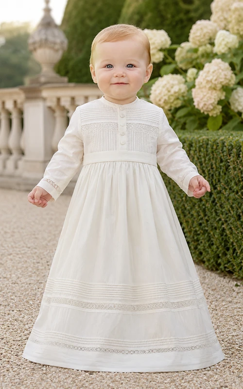 Elfenbeinfarbenes Taufkleid mit langen Ärmeln und Smok-Spitzenbesatz für Jungen