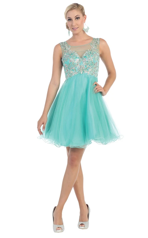 Robe courte trapèze en tulle illusion sans manches, ornée de perles et de plis.
