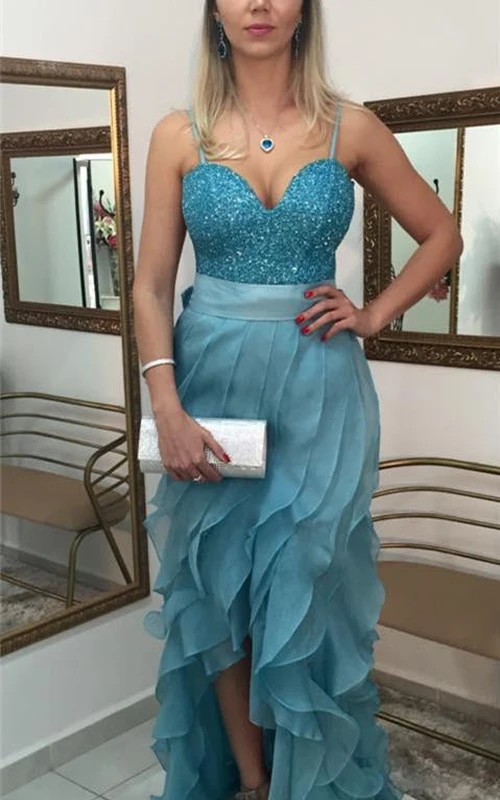 Sexy Pailletten-Abendkleid mit asymmetrischem Saum, Rüschen, Spaghettiträgern und Schleppe
