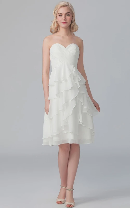 Vestido con escote corazón y drapeado lateral, con corpiño cruzado.