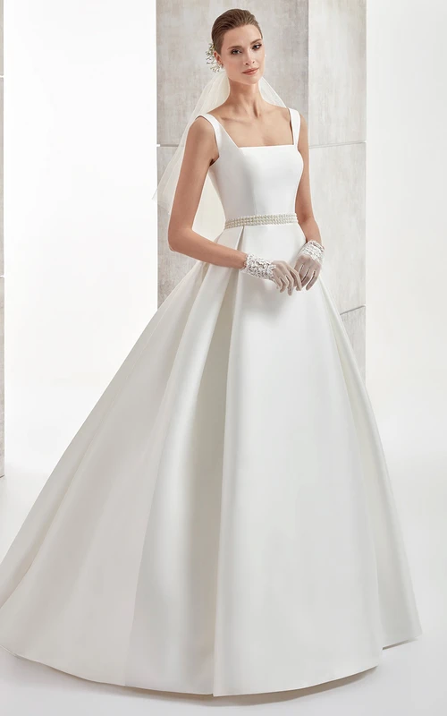 Vestido de novia de satén de corte A con escote cuadrado, cinturón de cuentas y cola de cepillo.