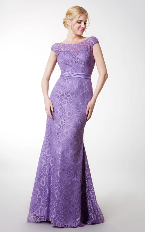 Elegante vestido de encaje de corte recto con mangas cortas y espalda en V.