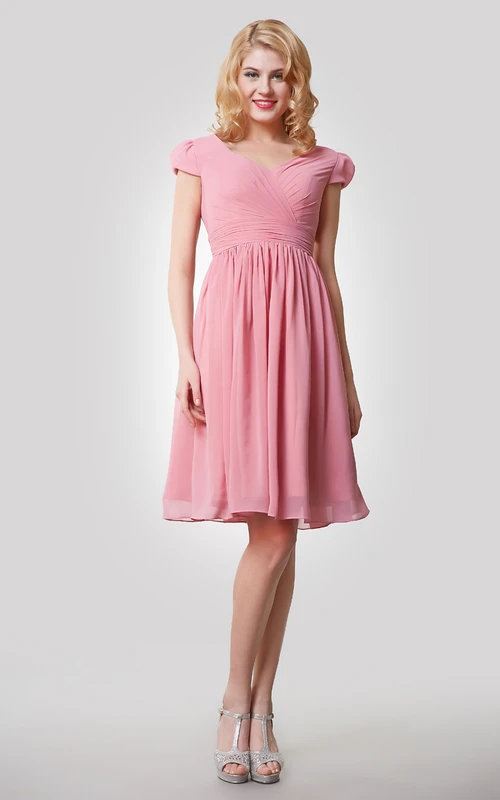 Vestido de gasa de corte A hasta la rodilla con mangas cortas y pliegues.