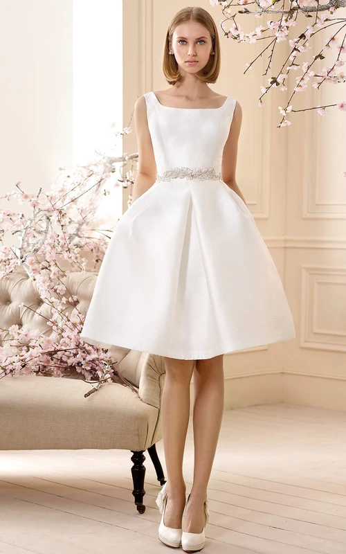 Vestido de novia corto de satén con escote cuadrado, sin mangas, con pedrería y corte en A