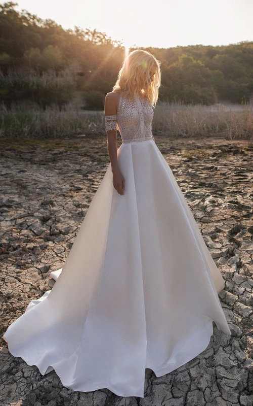 Robe de mariée bohème champêtre en satin, col montant en dentelle, coupe empire, style A-line, style empire, avec haut en dentelle et haut bohème à col montant.