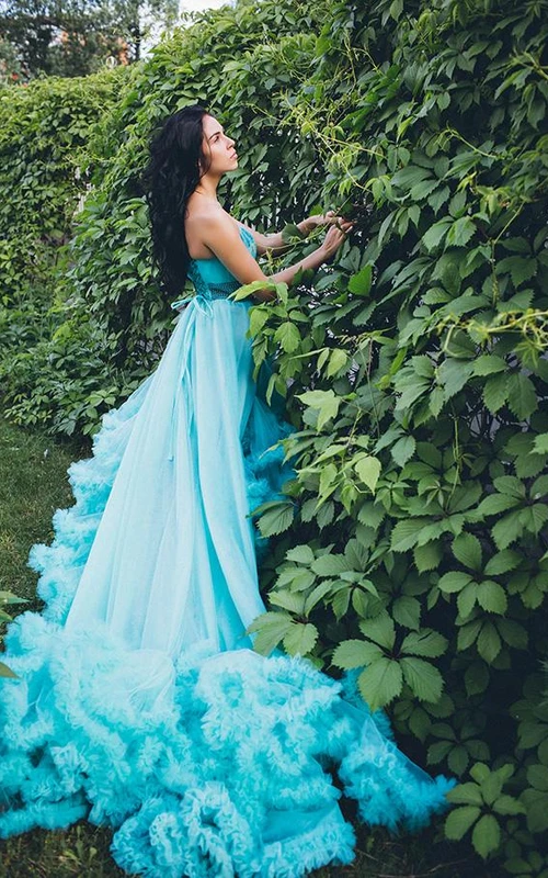 Halbherzförmiges Wolken-Abendkleid mit Perlenapplikationen und Schleppe