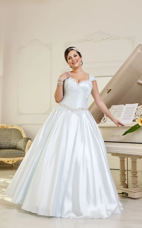 Vestido largo de satén con escote en V, mangas cortas, corte en A, fruncido y detalles de pedrería.