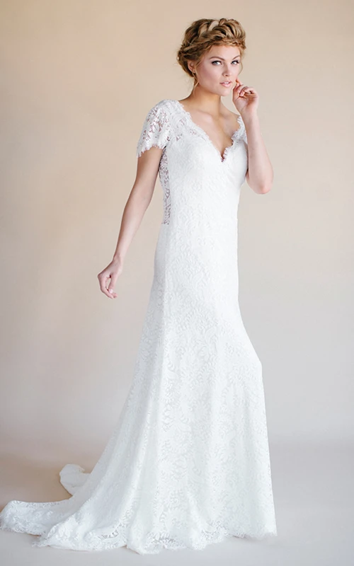 Vestido de novia de encaje con escote en V y manga corta, diseño sin espalda.