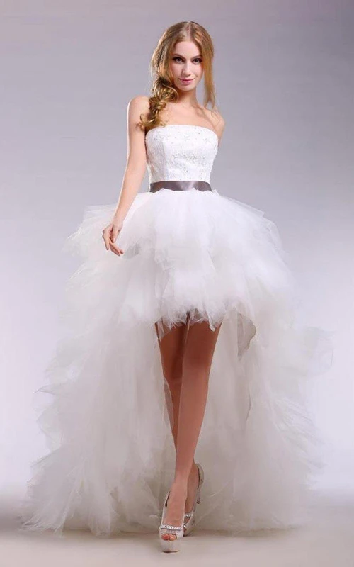 Trägerloses, asymmetrisches Tüllkleid mit Satinschärpe