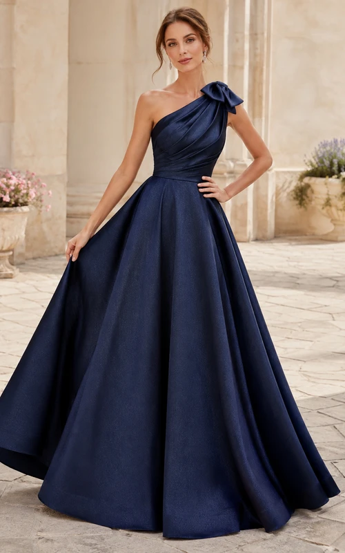 Elegante vestido de fiesta largo de satén azul marino oscuro con un solo hombro y lazo.