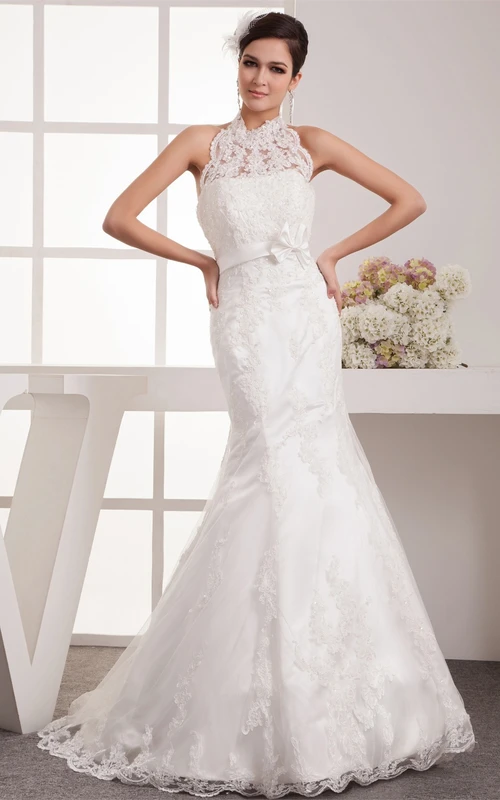 Robe longue sans manches à col montant et traîne en dentelle avec nœud.