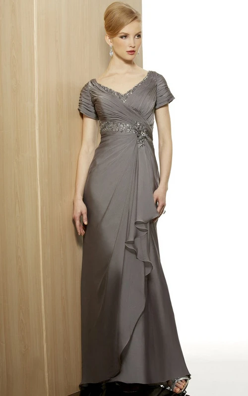Vestido formal de jersey con cuello en V y mangas cortas, adornado con cuentas, drapeado y tira entrecruzadas.