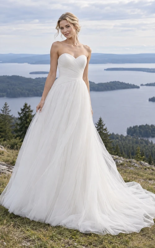 Vestido de novia romántico sin tirantes de tul con escote corazón, corte en A, corpiño fruncido y cintura inclinada.