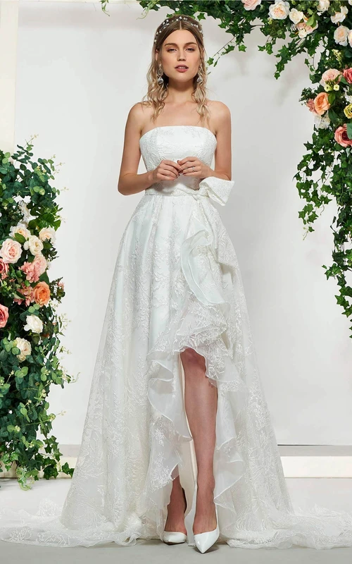 Ärmelloses, romantisches, kurzes Brautkleid aus Spitze mit asymmetrischem Saum, Schärpe und Schleife