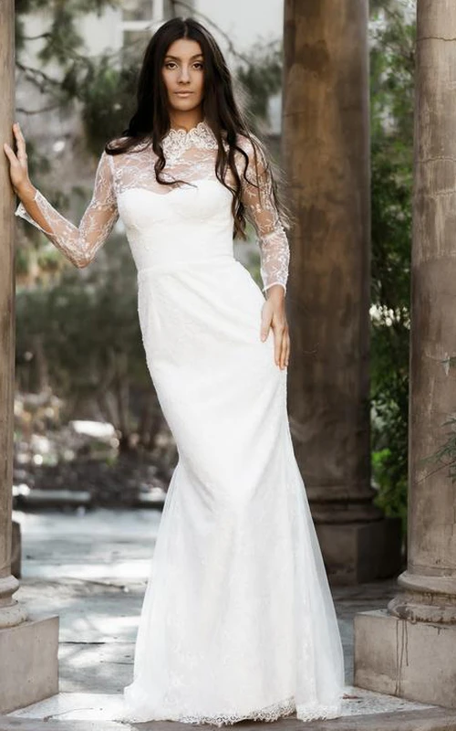 Vestido de novia moderno de corte sirena con cuello alto, encaje, mangas largas y cola larga.