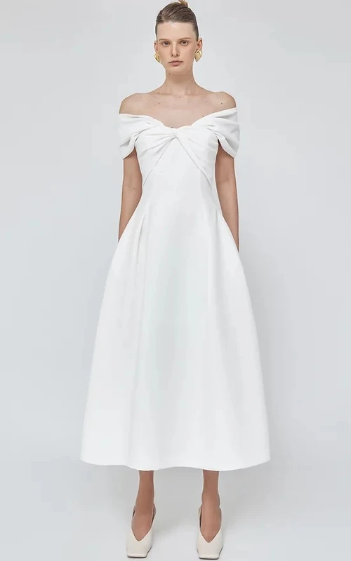 Robe de bal haut de gamme sans manches, coupe trapèze, longueur thé, en satin.