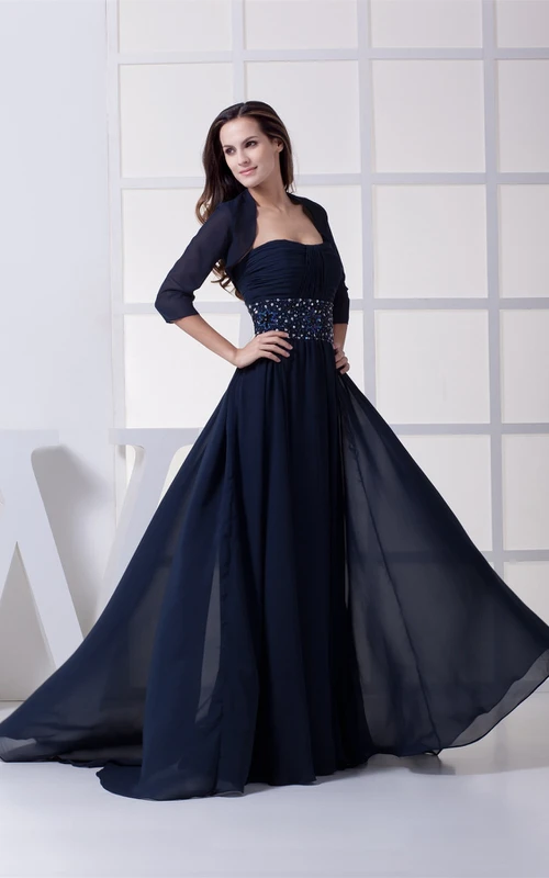 Vestido largo sin mangas de gasa con cintura fruncida adornada con joyas y bolero.