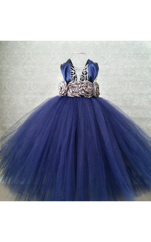 Robe de bal en tulle à manches courtes et col en V, ornée de fleurs et de plis à la taille