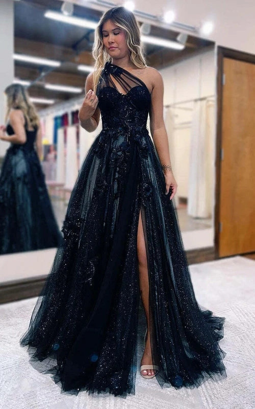Espectacular vestido negro de tul brillante con escote corazón y abertura.