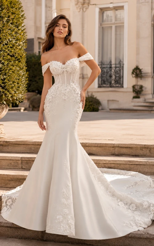 Robe de mariée sirène élégante en satin et dentelle, épaules dénudées, manches courtes, traîne chapelle et godets, idéale pour une salle de bal.