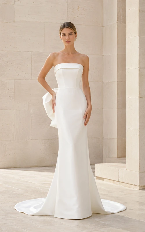 Robe de mariée moderne en satin sans bretelles, fourreau, dos nu avec nœud et traîne