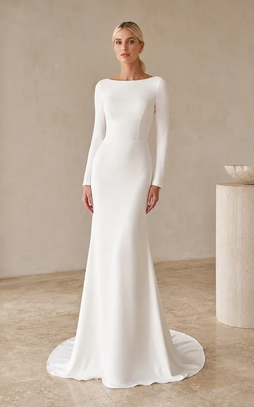 Robe de mariée minimaliste de style balroom, en satin, coupe fourreau, manches longues et col bateau, avec traîne.