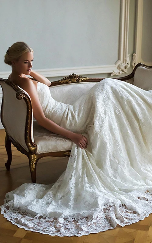 Robe de mariée fourreau en dentelle longue sans manches à décolleté cœur orné d'appliqués