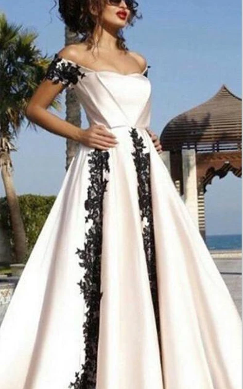 Vestido de noche moderno de corte A con apliques negros y hombros descubiertos.