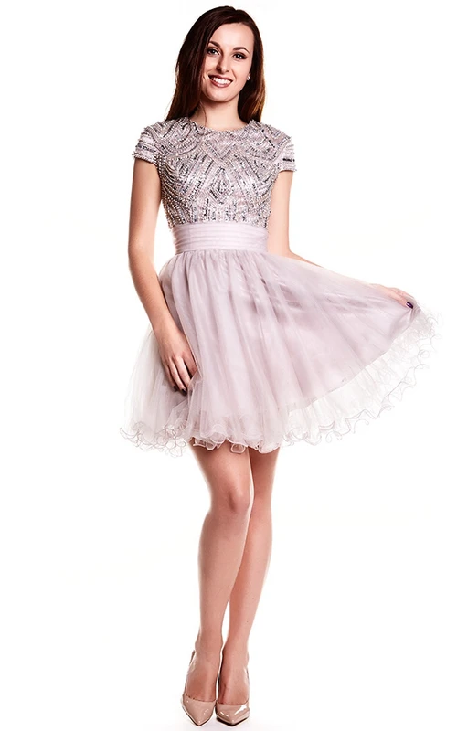 Vestido de fiesta corto de tul con escote redondo, lentejuelas y mangas cortas, corte en A y abertura en forma de ojo de cerradura.