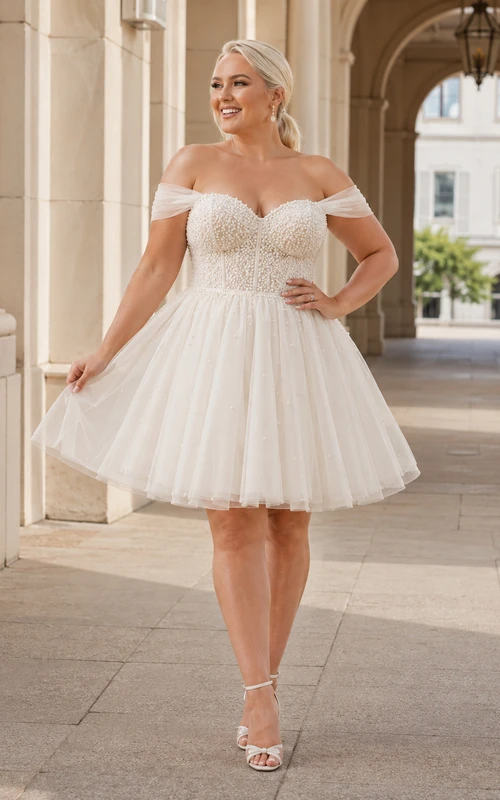 Robe de mariée romantique grande taille à épaules dénudées, manches courtes, en tulle, coupe trapèze, mini, style court, idéale pour une cérémonie civile.