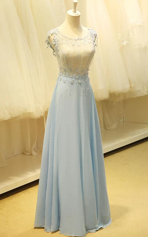 Vestido largo de gasa con escote redondo y apliques, abertura en forma de ojo de cerradura.