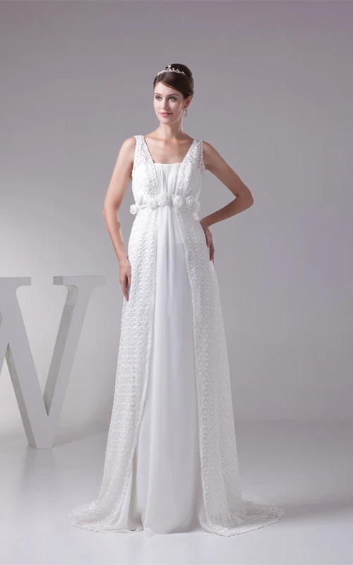 Vestido de gasa con tirantes, corte imperio, cintura floral y apliques.