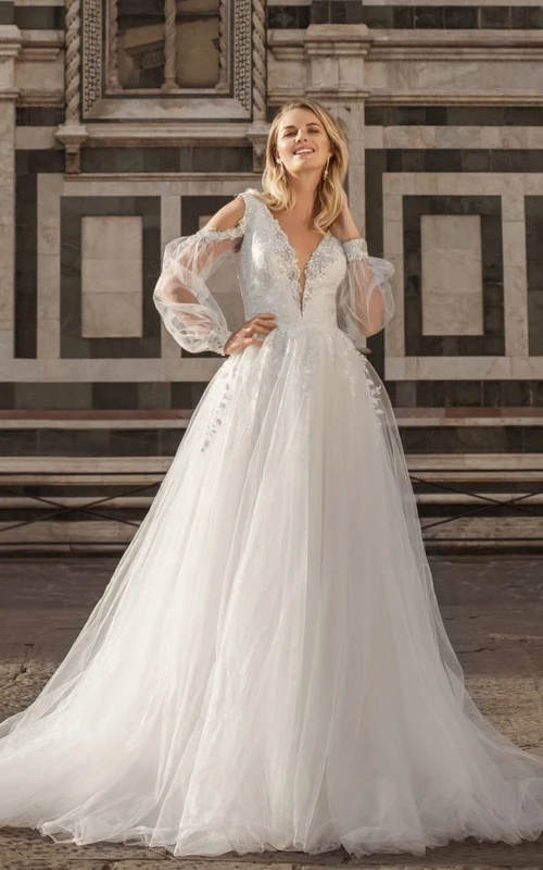 Robe de mariée vaporeuse en tulle, col V, manches bouffantes, coupe trapèze, ornée de perles et dos nu en V