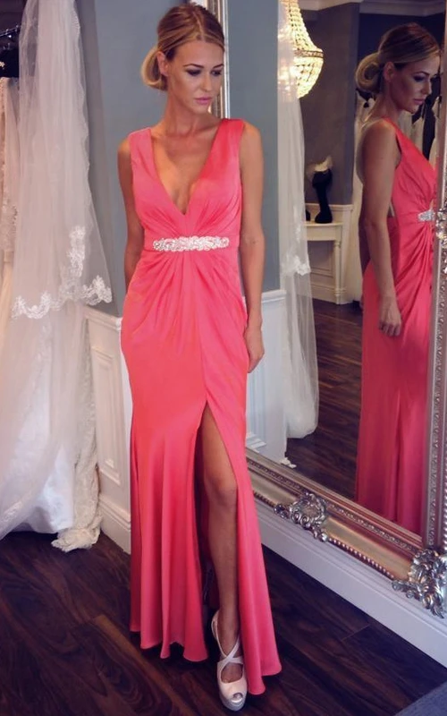 Robe fourreau longue sans manches à col en V ornée de perles