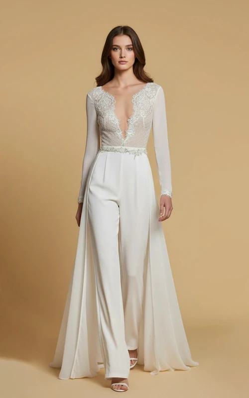 Combinaison de mariage à corset en dentelle à col en V et jambes larges avec ornement de taille