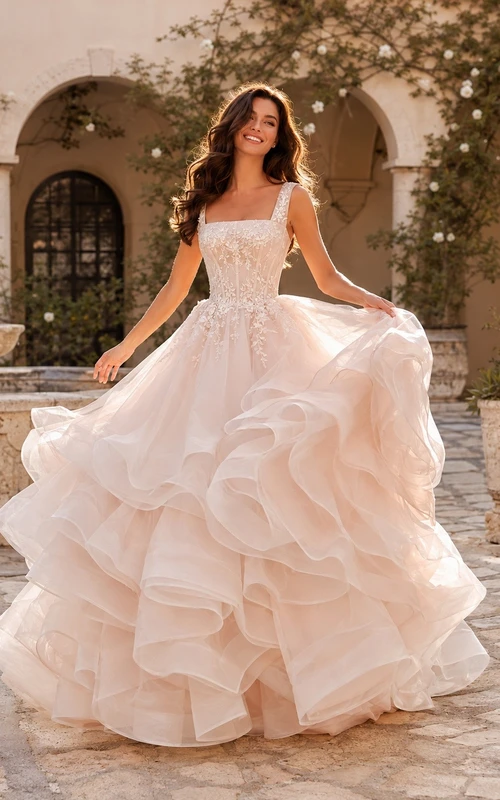 Vestido de gala sencillo, largo hasta el suelo, sin mangas, para ceremonia nupcial formal.