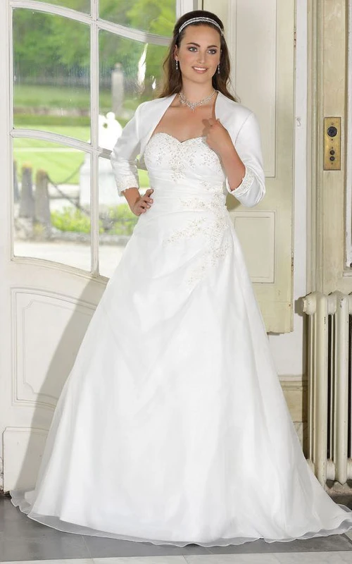 Robe de mère de la mariée en satin, coupe trapèze, longueur au sol, décolleté cœur, manches longues et cape, bustier cœur.