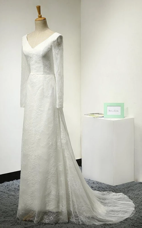 Robe de mère de la mariée trapèze en tulle et dentelle, manches longues, col V et traîne courte, coupe trapèze, col en V.