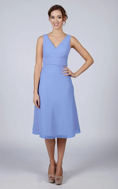 Kurzes Chiffonkleid mit V-Ausschnitt am Rücken, A-Linie, Eisvogelblau
