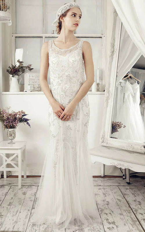 Vestido de novia de tul sin mangas con escote en V y pedrería.