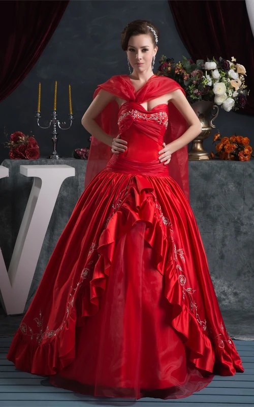 Vestido de gala extravagante con escote corazón fruncido y drapeado, adornado con bordados.