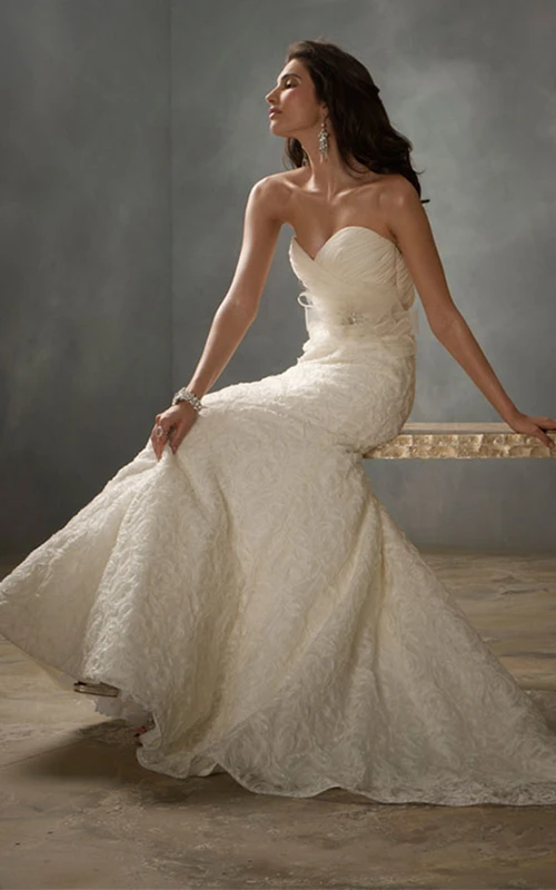 Vestido de sirena de organza con corpiño de gasa plisada único y detalle de lazo.