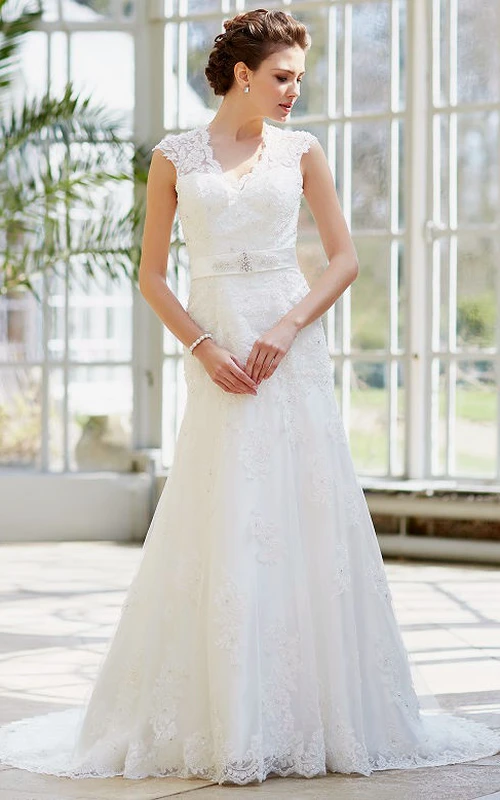 Vestido de novia largo de encaje con escote en V y mangas cortas, con apliques y joyas para la cintura.