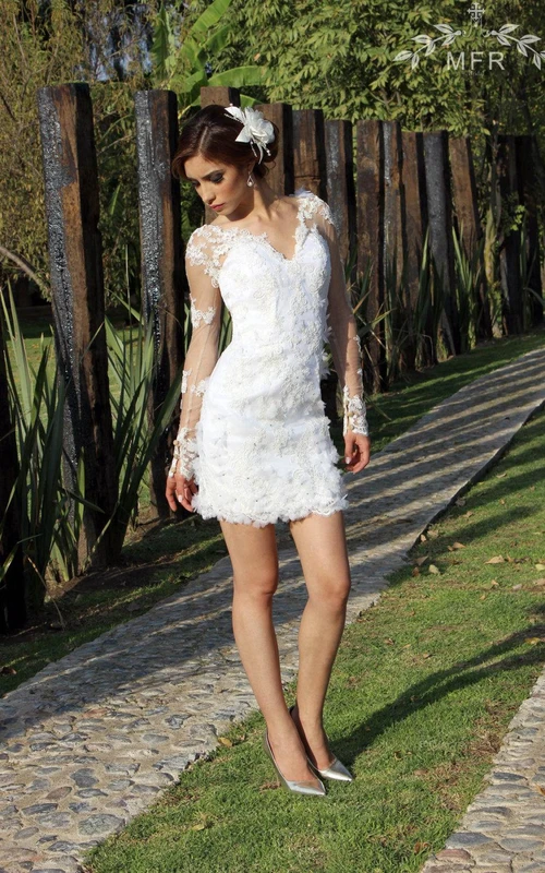 Minivestido de encaje, organza y satén con bordados florales.