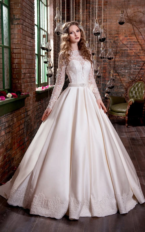 Robe de bal longue en satin illusion à manches longues, ornée de bijoux et d'appliques, avec bijoux de taille.
