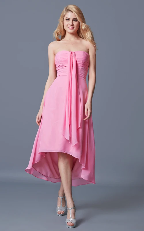 Robe en mousseline asymétrique à taille empire et décolleté en cœur, drapée sur le devant.