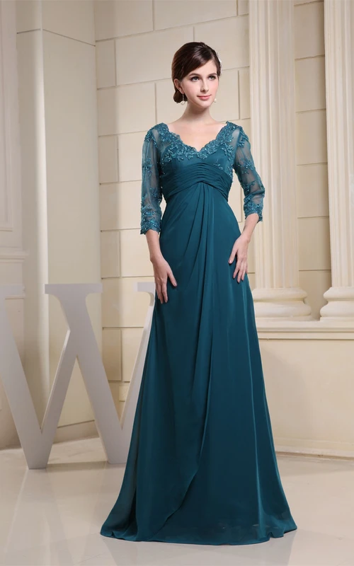 Vestido largo con escote en V, corte imperio, mangas ilusión y apliques.